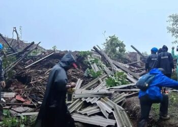 माळीण-तळीयेची पुनरावृत्ती! ‘या’ गावावर दरड कोसळली, 30 ते 35 घरे मलब्याखाली; अनेक नागरिक मृत्यूमुखी पडल्याची दुर्देवी घटना