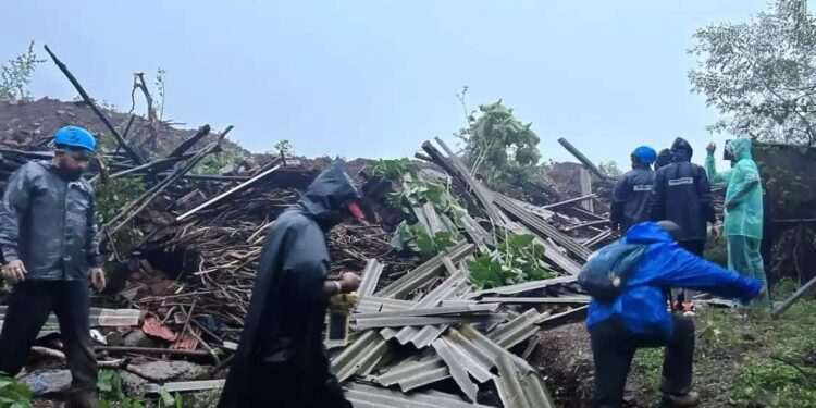 माळीण-तळीयेची पुनरावृत्ती! ‘या’ गावावर दरड कोसळली, 30 ते 35 घरे मलब्याखाली; अनेक नागरिक मृत्यूमुखी पडल्याची दुर्देवी घटना