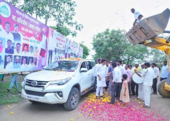 अभिजीत पाटलांची विधानसभेची तयारी सुरू, मंगळवेढ्यातील ‘या’ गावात गावकऱ्यांनी मोठ्या जल्लोषात जेसीबीतून पुष्पवृष्टी करून केले स्वागत