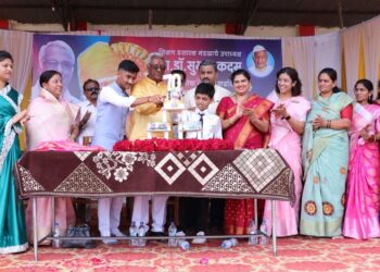 गरिब विद्यार्थ्यांना शैक्षणिक साहित्य वाटून डॉ.सुभाष कदम यांचा वाढदिवस उत्साहात साजरा; अभिनेते प्रशांत दामले यांनी दिल्या शुभेच्छा