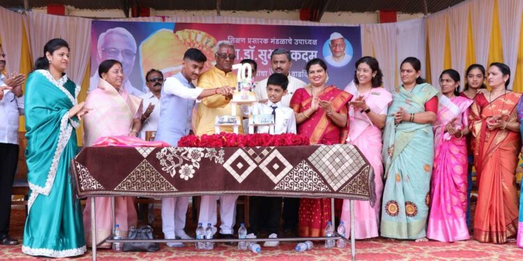 गरिब विद्यार्थ्यांना शैक्षणिक साहित्य वाटून डॉ.सुभाष कदम यांचा वाढदिवस उत्साहात साजरा; अभिनेते प्रशांत दामले यांनी दिल्या शुभेच्छा