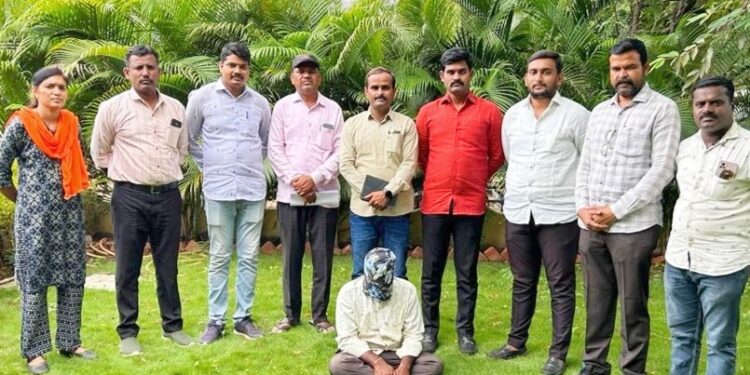 मोठी बातमी! पंधरा वर्षापासून पोलिसांना गुंगारा देणारा खून व दरोड्यातील मंगळवेढ्यातील आरोपी झाला अखेर जेरबंद; स्थानिक गुन्हे शाखेची धडाकेबाज कामगिरी