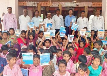 मायभूमी सामाजिक विकास प्रतिष्ठानचा स्तुत्य उपक्रम; ९८ विद्यार्थ्यांना शैक्षणिक साहित्याचे वाटप