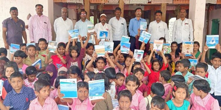 मायभूमी सामाजिक विकास प्रतिष्ठानचा स्तुत्य उपक्रम; ९८ विद्यार्थ्यांना शैक्षणिक साहित्याचे वाटप