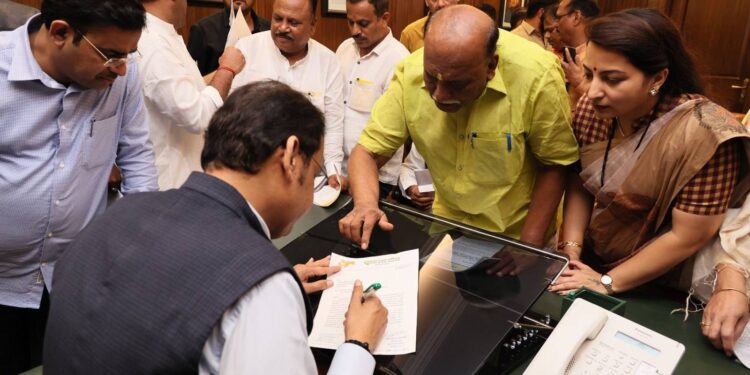 अण्णाभाऊंच्या जयंतीनिमित्त रात्री १२ पर्यंत वाद्य वाजविण्यास परवानगी द्या; बहूजन रयत परीषदेची उपमुख्यमंत्री देवेंद्र फडणवीस यांच्याकडे मागणी