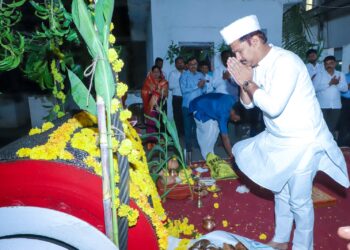 सांगोला धाराशिव साखर कारखान्याचे मिल रोलर पूजन संपन्न; अभिजीत पाटील यांचेकडून ४लाख मे.टन गाळपाचे उद्दीष्ट