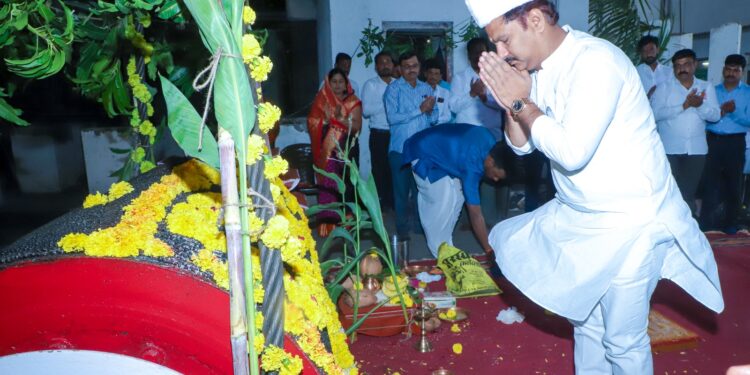 सांगोला धाराशिव साखर कारखान्याचे मिल रोलर पूजन संपन्न; अभिजीत पाटील यांचेकडून ४लाख मे.टन गाळपाचे उद्दीष्ट