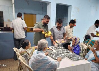 वृद्धाश्रमात जेवण देऊन वाढदिवस केला साजरा; उद्योजक राहुल ताड यांचा अनोखा उपक्रम