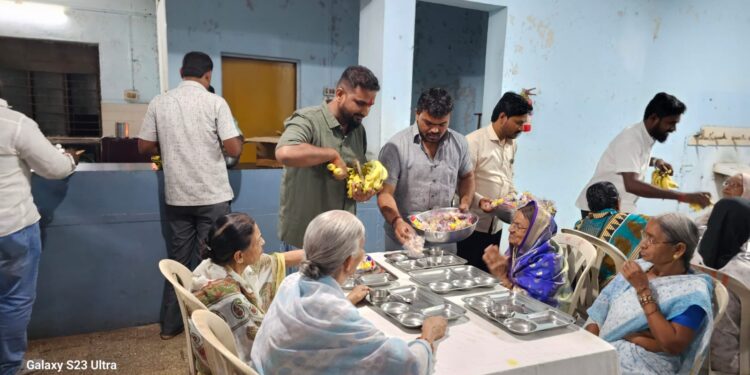 वृद्धाश्रमात जेवण देऊन वाढदिवस केला साजरा; उद्योजक राहुल ताड यांचा अनोखा उपक्रम