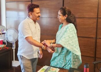 सुप्रिया सुळे यांनी चक्क चेअरमन अभिजीत पाटलांच्या हातावर बांधली राखी; रक्षाबंधनच्या निमित्ताने पवार आणि पाटील नाते अधिक मजबूत