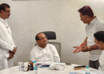 जनावरांच्या चाऱ्याचा प्रश्न सोडविण्यासाठी चेअरमन अभिजीत पाटील यांचा पुढाकार; पालकमंत्री विखे पाटील यांची घेतली भेट; चारा डेपो सुरू करण्याची केली मागणी