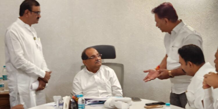 जनावरांच्या चाऱ्याचा प्रश्न सोडविण्यासाठी चेअरमन अभिजीत पाटील यांचा पुढाकार; पालकमंत्री विखे पाटील यांची घेतली भेट; चारा डेपो सुरू करण्याची केली मागणी