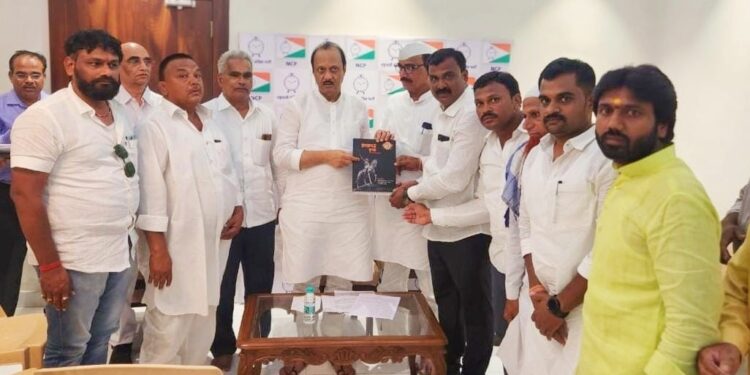 राजकीय खेळी! मंगळवेढ्यातील राष्ट्रवादीच्या आजी-माजी पदाधिकाऱ्यांनी घेतली उपमुख्यमंत्री पवारांची भेट; अजित दादांनी दिला ‘हा’ शब्द