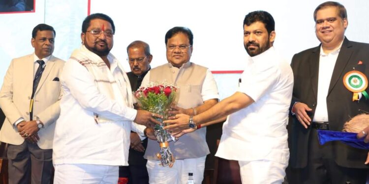 अभिनंदनास्पद! भैरवनाथ शुगर उद्योग समूहास औद्योगिक उत्कृष्टता पुरस्कार; पुणे येथील कार्यक्रमात आरोग्यमंत्री तानाजी सावंत यांच्या हस्ते प्रदान