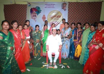 रोजगार निर्मितीच्या माध्यमातून महिलांनी स्वावलंबी व्हावे, आपला भाऊ म्हणून कायम सोबत असेन; अभिजीत पाटील यांना मंगळवेढ्यातील हजारो महिलांनी बांधल्या राख्या