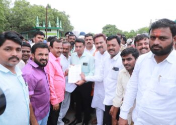 येत्या १० तारखेला जनतेची कामे मार्गी लावूनच शासन आपल्या दारी कार्यक्रम घ्या; पंढरीतील सर्वपक्षीय शेतकरी आक्रोश मोर्चामध्ये चेअरमन अभिजीत पाटील यांची मागणी