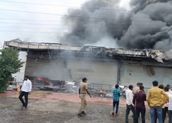 मोठी बातमी! मंगळवेढ्यातील खटावकर मॉलला भीषण आग; पाच किलोमीटर परिसरात धुराचे लोट; पाहा व्हिडीओ