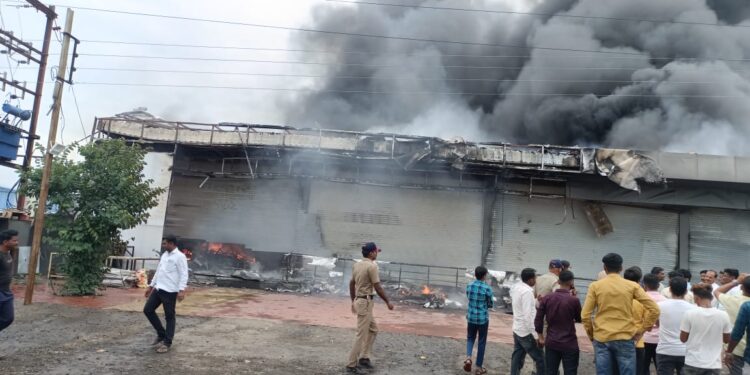 मोठी बातमी! मंगळवेढ्यातील खटावकर मॉलला भीषण आग; पाच किलोमीटर परिसरात धुराचे लोट; पाहा व्हिडीओ