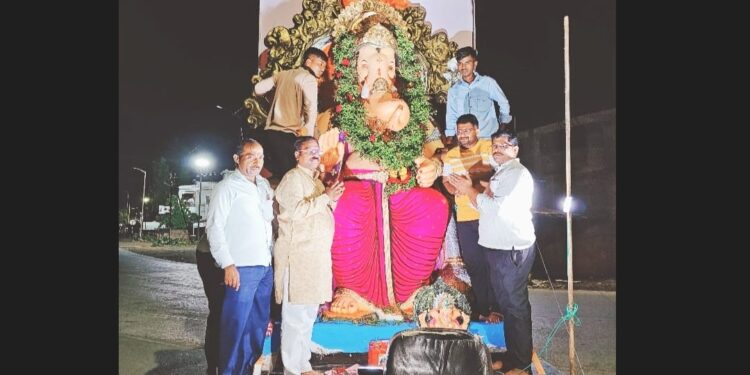 मंगळवेढ्यात साकारली तालुक्यातील सर्वात मोठी गणपती बाप्पाची मूर्ती; उंचच-उंच बाप्पांची जिल्हाभर चर्चा