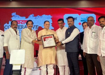 कौतुकास्पद! चेअरमन अभिजीत पाटील यांना महाराष्ट्राच्या सहकार मंत्र्यांकडून आदर्श चेअरमन पुरस्कार प्रदान; पुरस्कार सभासदांना समर्पित