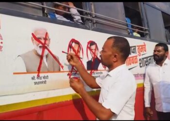 मोठी बातमी! फसव्या जाहिरातीवरून पंतप्रधान मोदीसह मुख्यमंत्री, उपमुख्यमंत्र्याच्या फोटोला फासला कलर; मंगळवेढ्यात मराठा समाज आक्रमक