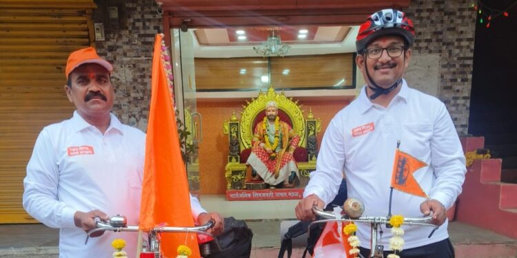 समाजासाठी काय पण! मंगळवेढा ते अंतरावाली सराटी सायकल प्रवास; आरक्षणासाठी दोन युवकांचा ३०० किमी सायकल प्रवास; ‘एक मराठा-लाख मराठा’चा जयघोष