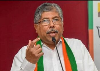 पालकमंत्री चंद्रकांत पाटील दोन दिवस सोलापूर जिल्हा दौऱ्यावर; ‘या’ या मुद्द्यांवर मार्गदर्शन करणार; पीकविमा भरपाईचा मुद्दा गाजनार