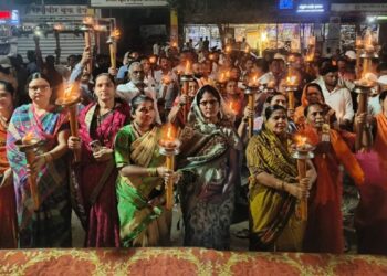 एक मराठा, लाख मराठा! मंगळवेढ्यात मराठा समाज आक्रमक, शासनाला जाग आणण्यासाठी मशाल मोर्चा; मोठ्या संख्येने महिलांचा सहभाग