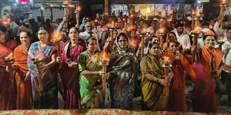 एक मराठा, लाख मराठा! मंगळवेढ्यात मराठा समाज आक्रमक, शासनाला जाग आणण्यासाठी मशाल मोर्चा; मोठ्या संख्येने महिलांचा सहभाग