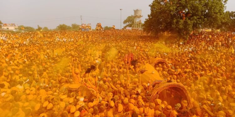 नयनरम्य! गुरु-शिष्य पालखी भेट सोहळ्यात भक्तीमय वातावरणात भंडारा, लोकरची उधळण; शेतकऱ्यांना येणार चांगले दिवस; पुजाऱ्यांनी वर्तवली ‘ही’ भाकणुक