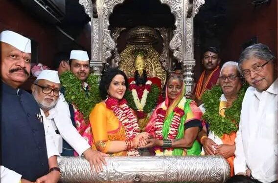 मोठी बातमी! फडणवीसांच्या हस्ते सपत्निक विठ्ठलाची शासकीय महापूजा संपन्न; उपमुख्यमंत्र्यांनी विठुरायाला घातले ‘हे’ साकडं; घुगे दाम्पत्य ठरलं मानाचे वारकरी