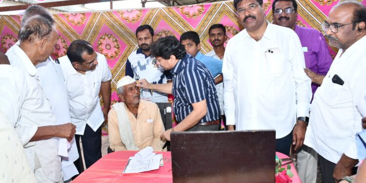 सर्वसामान्यांच्या चेहऱ्यावर समाधानाची लहर! आमदार आवताडे यांच्या वाढदिवसानिमित्त ‘एवढ्या’ रुग्णांची नेत्र व मोतीबिंदू तपासणी आणि चष्मे वाटप