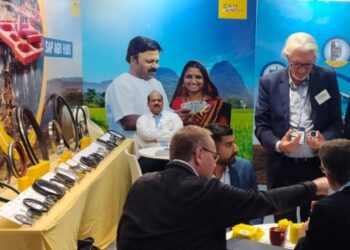 कौतुकास्पद! जर्मनीच्या जागतिक कृषी प्रदर्शनात स्क्रिनवर झळकले मंगळवेढ्यातील शेतकरी जोडपे; भारतीय शेतकरी म्हणून निवड