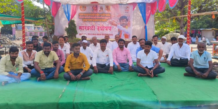 आरक्षणासाठी मराठा समाज आक्रमक; जरांगे-पाटलांच्या आदेशाचं पालन करत मंगळवेढ्यात साखळी उपोषणास सुरुवात