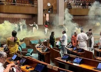 देश हादरवणारी धक्कदायक बातमी! संसदेत पिवळ्या रंगाचा गॅस घेऊन दोघे आत शिरले, संसदेतील गोंधळाचं महाराष्ट्र कनेक्शन; संसदेत शिरणारा ‘या’ जिल्ह्यातील