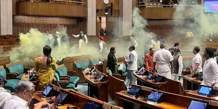 देश हादरवणारी धक्कदायक बातमी! संसदेत पिवळ्या रंगाचा गॅस घेऊन दोघे आत शिरले, संसदेतील गोंधळाचं महाराष्ट्र कनेक्शन; संसदेत शिरणारा ‘या’ जिल्ह्यातील