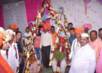 ग्रंथतुला करून भिमाशंकर तोडकरी यांचा अमृत महोत्सवी वाढदिवस उत्साहात साजरा