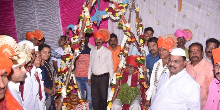 ग्रंथतुला करून भिमाशंकर तोडकरी यांचा अमृत महोत्सवी वाढदिवस उत्साहात साजरा
