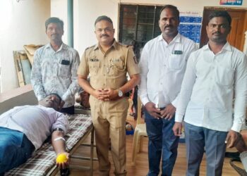 कौतुकास्पद! शहिद जवानांना अभिवादन म्हणून मंगळवेढा पोलीस ठाण्यात रक्तदान शिबीरात ‘एवढ्या’ जणांनी केले स्वयंस्फूर्तीने रक्तदान