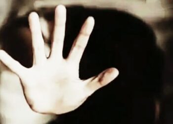 आई-बापाचा कहर! पैशासाठी बारावीतील लेकीच्या अब्रूशी खेळ; सहापेक्षा जास्त नराधमांसोबत अत्याचार करायला भाग पाडलं