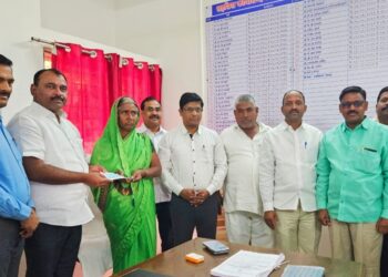 अर्थसहाय्य! मंगळवेढ्यातील ‘या’ आत्महत्याग्रस्त कुटुंबीयांच्या वारसांना आमदार समाधान आवताडे यांच्या हस्ते धनादेश वाटप