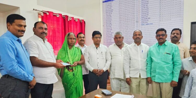 अर्थसहाय्य! मंगळवेढ्यातील ‘या’ आत्महत्याग्रस्त कुटुंबीयांच्या वारसांना आमदार समाधान आवताडे यांच्या हस्ते धनादेश वाटप