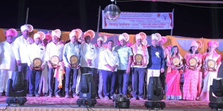 सिद्धापूर फेस्टिवलमध्ये विविध क्षेत्रातील ‘या’ व्यक्तींना पुरस्कार वितरण; अभ्यासिका होण्यासाठी आ.आवताडे यांच्या माध्यमातून सर्वतोपरी प्रयत्न करणार; सोमनाथ आवताडे