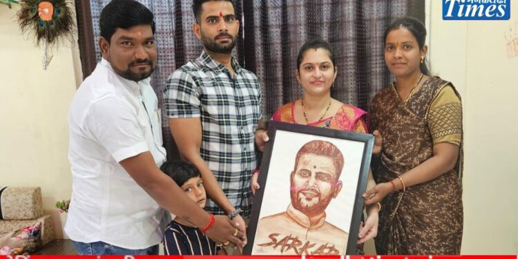 सरकार प्रेम! मंगळवेढ्यातील युवकाने रक्ताने रेखाटले सिध्देश्वर आवताडे यांचे चित्र; निष्ठा आणि प्रेम बघून आवताडे देखील झाले भावुक