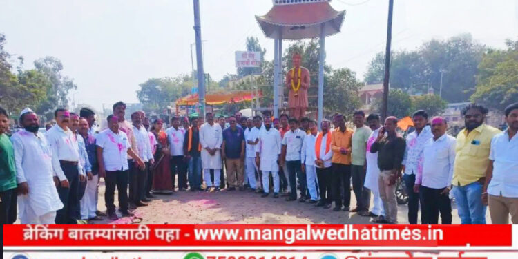 आरक्षणाची घोषणा होताच मंगळवेढ्यात मराठा समाज बांधवांचा जल्लोष; फटाके फोडून केली गुलालाची उधळण