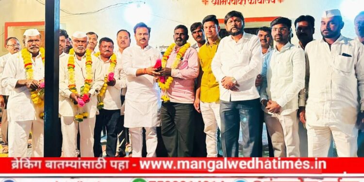 ताकद वाढली! मंगळवेढा तालुक्यातील ‘या’ गावातील शेकडो ग्रामस्थांनी अभिजीत पाटील गटात केला प्रवेश; जेसीबीतून फुलांची उधळण करत अभिजीत पाटीलांचे केले जंगी स्वागत