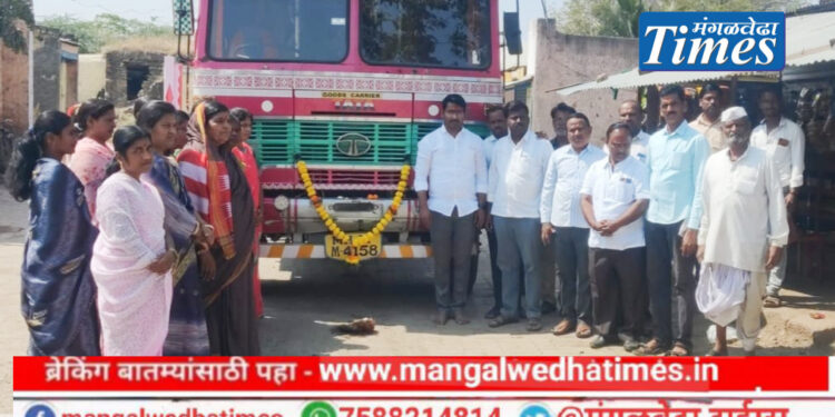 टंचाई! सोलापूर जिल्ह्यात पहिला पाण्याचा टँकर मंगळवेढ्यातील ‘या’ गावात सुरू; सरपंचाच्या पाठपुराव्याने नागरिकांना मिळाला मोठा आधार