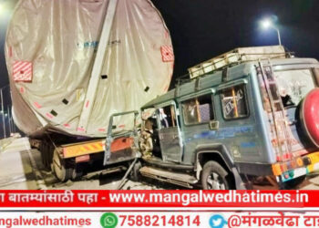 धक्कादायक! मंगळवेढ्यात भीषण अपघात ; दोघेजण जागीच ठार, तिघे गंभीर जखमी, अडकलेली क्रुझर जेसिबीने काढली