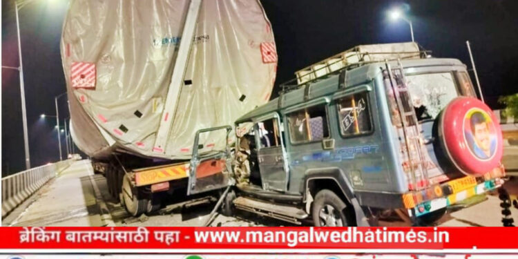 धक्कादायक! मंगळवेढ्यात भीषण अपघात ; दोघेजण जागीच ठार, तिघे गंभीर जखमी, अडकलेली क्रुझर जेसिबीने काढली