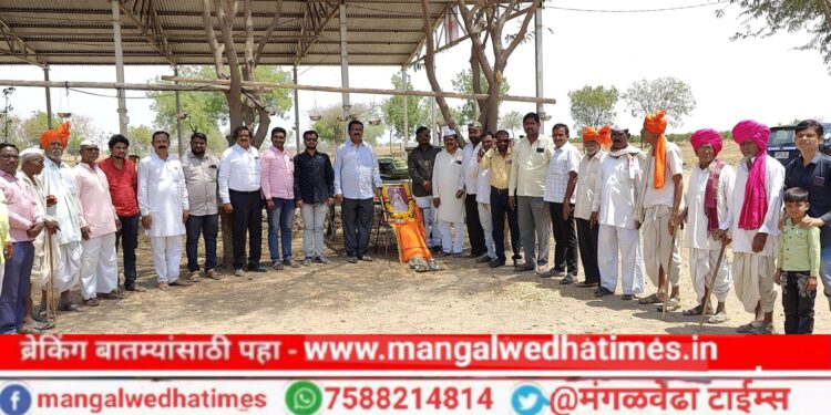 ये गं चिऊ, दाणा खा, पाणी पी, भूर्रर्रर्र उडून जा; मंगळवेढ्यात तहानलेल्या पक्ष्यांसाठी सुरू झाली पाणपोई